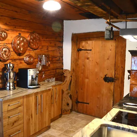 In Near Mountain Lakes بيت للعطل Weisspriach